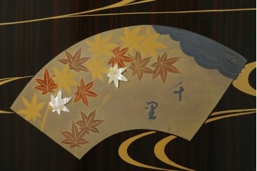 中古　高級品!!　黒檀(コクタン)材　蒔絵入り　内部の仕上げまで丁寧に作りこまれた着物箪笥　定価約200万円　(R-088155)