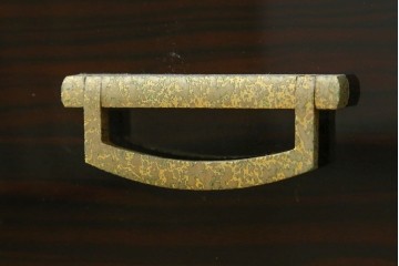 中古　高級品!!　黒檀(コクタン)材　蒔絵入り　内部の仕上げまで丁寧に作りこまれた着物箪笥　定価約200万円　(R-088155)
