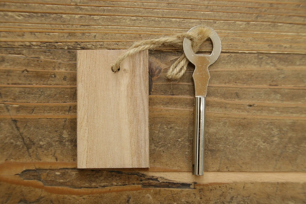 中古　高級品!!　黒檀(コクタン)材　蒔絵入り　内部の仕上げまで丁寧に作りこまれた着物箪笥　定価約200万円　(R-088155)