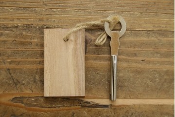 中古　高級品!!　黒檀(コクタン)材　蒔絵入り　内部の仕上げまで丁寧に作りこまれた着物箪笥　定価約200万円　(R-088155)