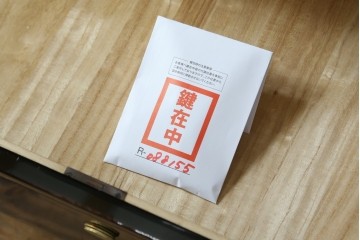 中古　高級品!!　黒檀(コクタン)材　蒔絵入り　内部の仕上げまで丁寧に作りこまれた着物箪笥　定価約200万円　(R-088155)