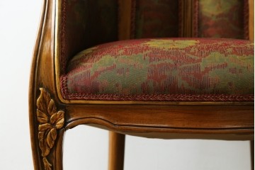中古　美品　イタリア高級家具　メデア(Medea)　アール・ヌーヴォー様式の優美な曲線と彫刻が目を引くアームチェア　定価約50万円　(R-088158)