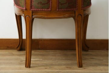 中古　美品　イタリア高級家具　メデア(Medea)　アール・ヌーヴォー様式の優美な曲線と彫刻が目を引くアームチェア　定価約50万円　(R-088158)