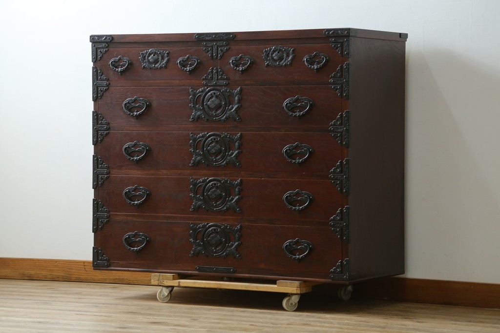 中古　岩谷堂箪笥　桜木作(桜木家具店)　重厚な金具が目を引く整理タンス　(R-088161)