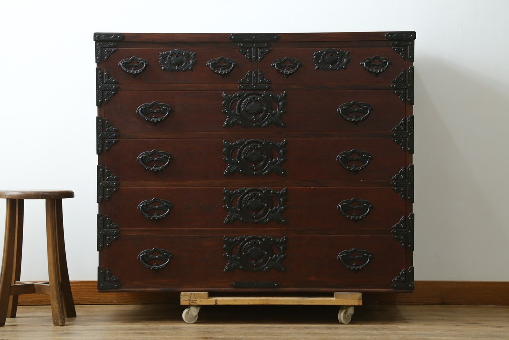 中古　岩谷堂箪笥　桜木作(桜木家具店)　重厚な金具が目を引く整理タンス　(R-088161)