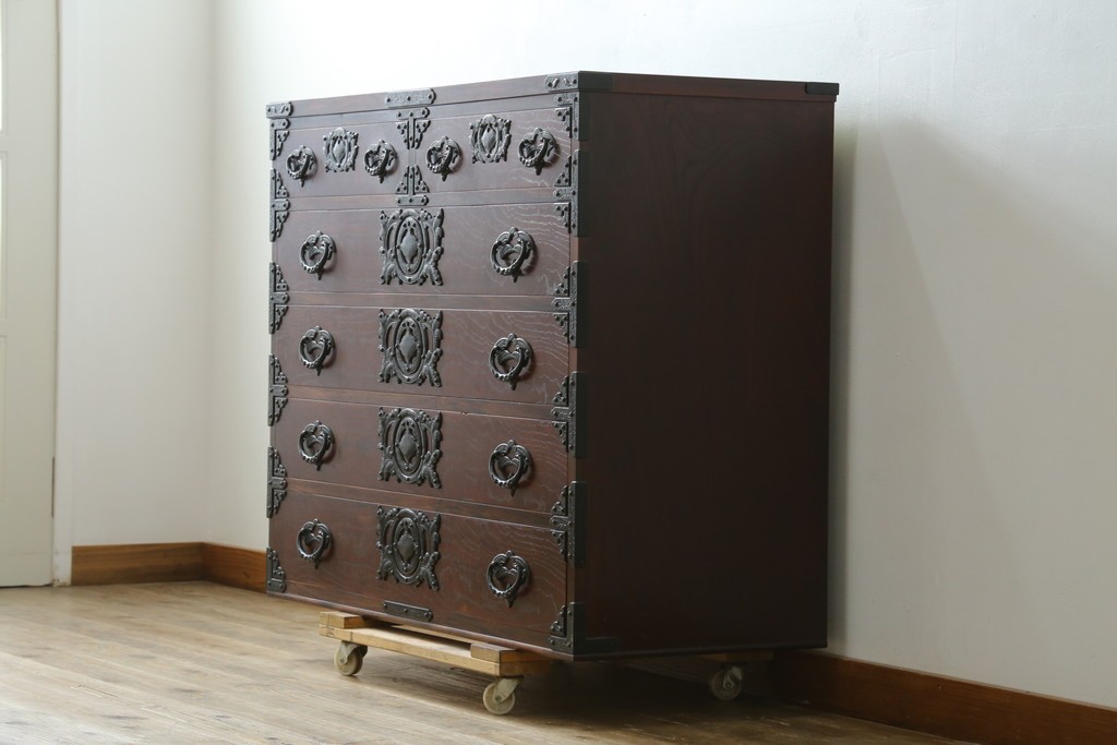 中古　岩谷堂箪笥　桜木作(桜木家具店)　重厚な金具が目を引く整理タンス　(R-088161)