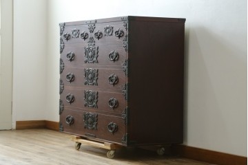 中古　岩谷堂箪笥　桜木作(桜木家具店)　重厚な金具が目を引く整理タンス　(R-088161)