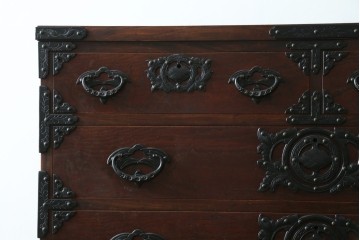 中古　岩谷堂箪笥　桜木作(桜木家具店)　重厚な金具が目を引く整理タンス　(R-088161)