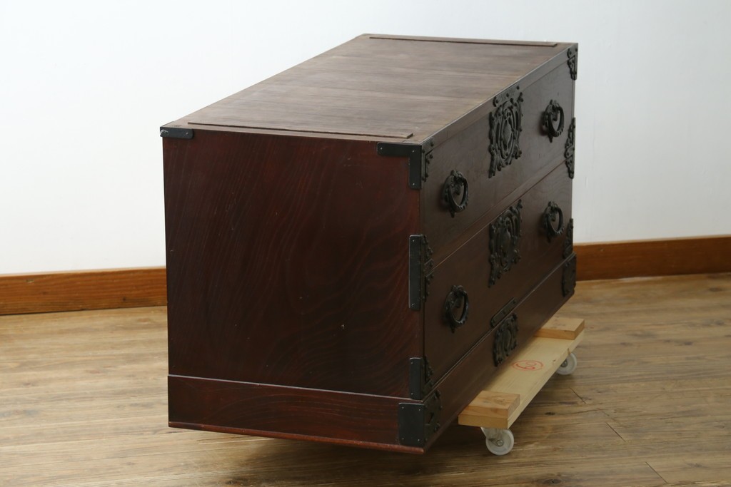 《天板取り付け加工費込み》中古　岩谷堂箪笥　桜木作(桜木家具店)　重厚な金具が目を引くローチェスト　(R-088162)