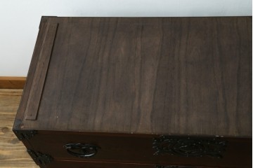《天板取り付け加工費込み》中古　岩谷堂箪笥　桜木作(桜木家具店)　重厚な金具が目を引くローチェスト　(R-088162)