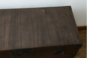 《天板取り付け加工費込み》中古　岩谷堂箪笥　桜木作(桜木家具店)　重厚な金具が目を引くローチェスト　(R-088162)