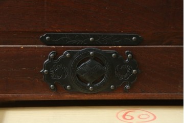 《天板取り付け加工費込み》中古　岩谷堂箪笥　桜木作(桜木家具店)　重厚な金具が目を引くローチェスト　(R-088162)