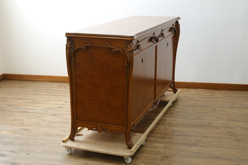 中古　美品　CLイタリア(CLItalia)　流れるような草木のレリーフが美しいサイドボード　定価約180万円　(R-088163)
