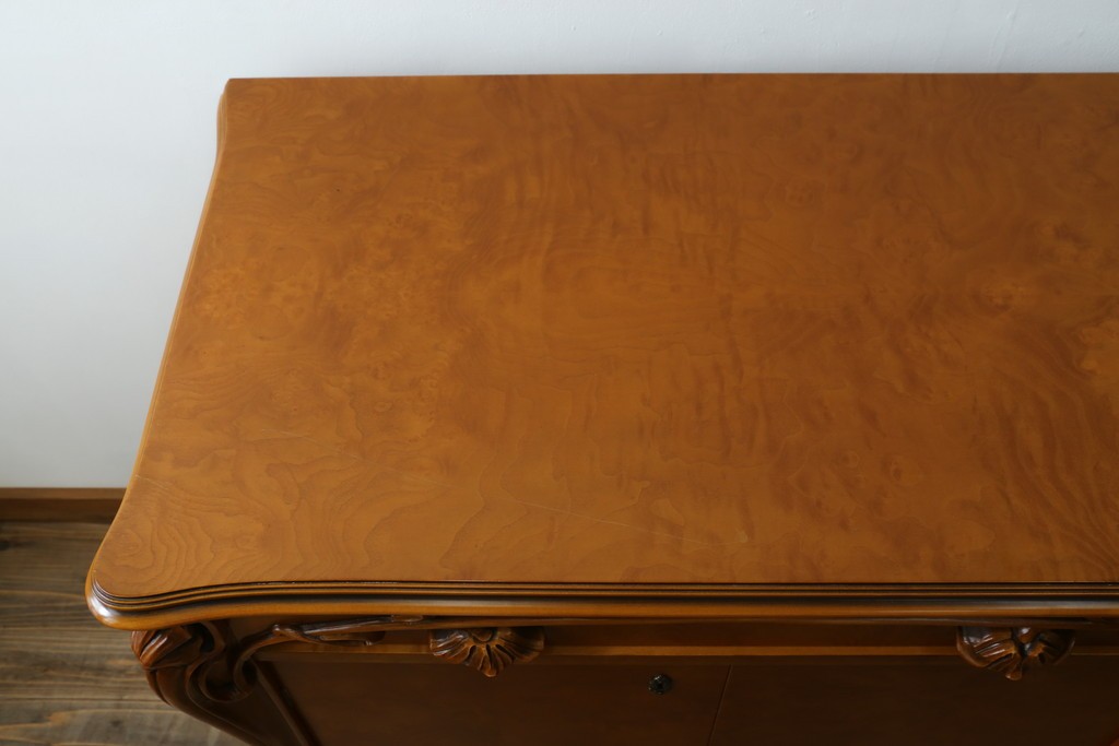 中古　美品　CLイタリア(CLItalia)　流れるような草木のレリーフが美しいサイドボード　定価約180万円　(R-088163)