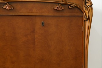 中古　美品　CLイタリア(CLItalia)　流れるような草木のレリーフが美しいサイドボード　定価約180万円　(R-088163)