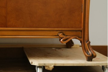 中古　美品　CLイタリア(CLItalia)　流れるような草木のレリーフが美しいサイドボード　定価約180万円　(R-088163)