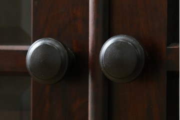 中古　美品　神居民芸(Kamui、カムイ)　ブランドロゴ入り　格子入りガラス扉のサイドボード　(R-088168)