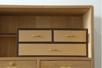 中古　伝統工芸品　七宝引き手　優美な装飾が映える名古屋総桐箪笥 　定価約130万円　(R-088169)