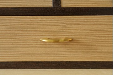中古　伝統工芸品　七宝引き手　優美な装飾が映える名古屋総桐箪笥 　定価約130万円　(R-088169)