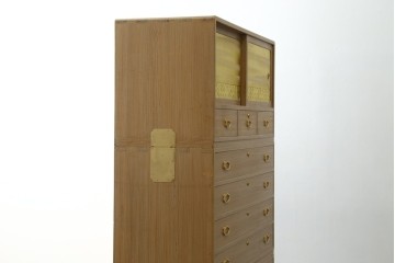 中古　伝統工芸品　七宝引き手　優美な装飾が映える名古屋総桐箪笥 　定価約130万円　(R-088169)