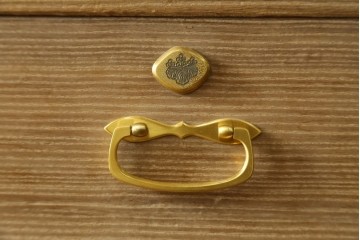 中古　伝統工芸品　七宝引き手　優美な装飾が映える名古屋総桐箪笥 　定価約130万円　(R-088169)