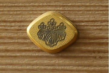 中古　伝統工芸品　七宝引き手　優美な装飾が映える名古屋総桐箪笥 　定価約130万円　(R-088169)