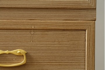 中古　伝統工芸品　七宝引き手　優美な装飾が映える名古屋総桐箪笥 　定価約130万円　(R-088169)
