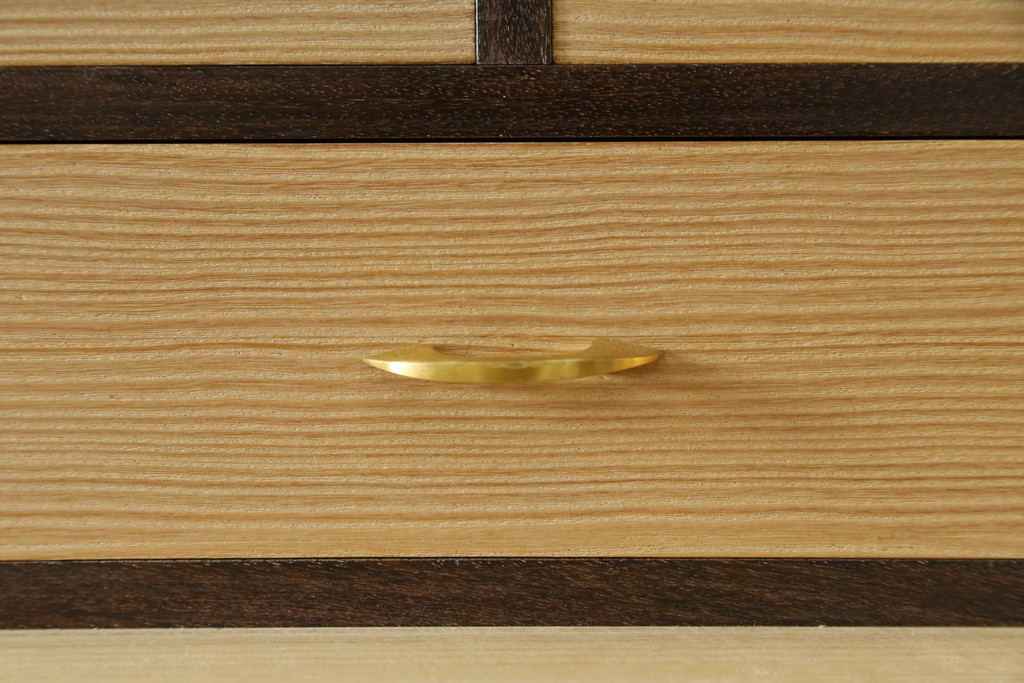 中古　伝統工芸品　七宝引き手　優美な装飾が映える名古屋総桐箪笥ローボード　(R-088170)