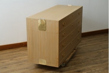 《天板取り付け加工費込み》　中古　伝統工芸品　上品な金色の金具が映える引き出し4杯の名古屋総桐箪笥ローチェスト　(R-088171)