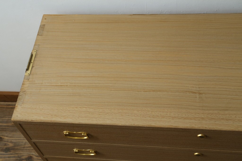 《天板取り付け加工費込み》　中古　伝統工芸品　上品な金色の金具が映える引き出し4杯の名古屋総桐箪笥ローチェスト　(R-088171)