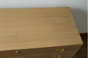 《天板取り付け加工費込み》　中古　伝統工芸品　上品な金色の金具が映える引き出し4杯の名古屋総桐箪笥ローチェスト　(R-088171)