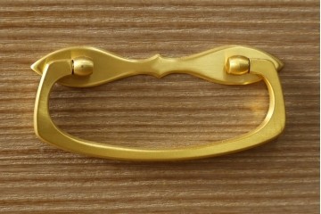 《天板取り付け加工費込み》　中古　伝統工芸品　上品な金色の金具が映える引き出し4杯の名古屋総桐箪笥ローチェスト　(R-088171)