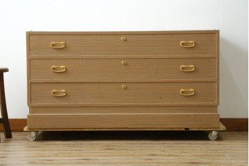 《天板取り付け加工費込み》　中古　伝統工芸品　上品な金色の金具が映える引き出し3杯の名古屋総桐箪笥ローチェスト　(R-088172)