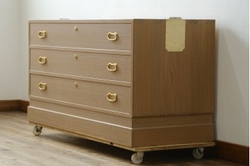 《天板取り付け加工費込み》　中古　伝統工芸品　上品な金色の金具が映える引き出し3杯の名古屋総桐箪笥ローチェスト　(R-088172)