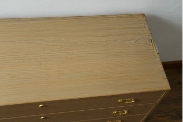 《天板取り付け加工費込み》　中古　伝統工芸品　上品な金色の金具が映える引き出し3杯の名古屋総桐箪笥ローチェスト　(R-088172)