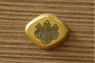 《天板取り付け加工費込み》　中古　伝統工芸品　上品な金色の金具が映える引き出し3杯の名古屋総桐箪笥ローチェスト　(R-088172)