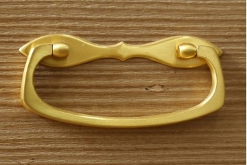 《天板取り付け加工費込み》　中古　伝統工芸品　上品な金色の金具が映える引き出し3杯の名古屋総桐箪笥ローチェスト　(R-088172)