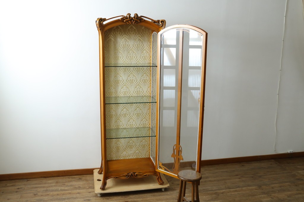 中古　美品　CLイタリア(CLItalia)社　優美な曲線と透かし装飾が目を引くキャビネット　定価約210万円　(R-088174)