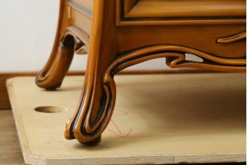中古　美品　CLイタリア(CLItalia)社　優美な曲線と透かし装飾が目を引くキャビネット　定価約210万円　(R-088174)
