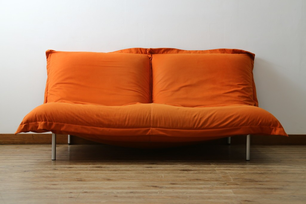中古　ligne roset(リーンロゼ)　ROSETCalin(ロゼカラン)　type1　スウェードR-0691　鮮やかなオレンジカラーの2人掛けソファ　定価約52万円　(R-088177)