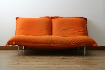 中古　ligne roset(リーンロゼ)　ROSETCalin(ロゼカラン)　type1　スウェードR-0691　鮮やかなオレンジカラーの2人掛けソファ　定価約52万円　(R-088177)