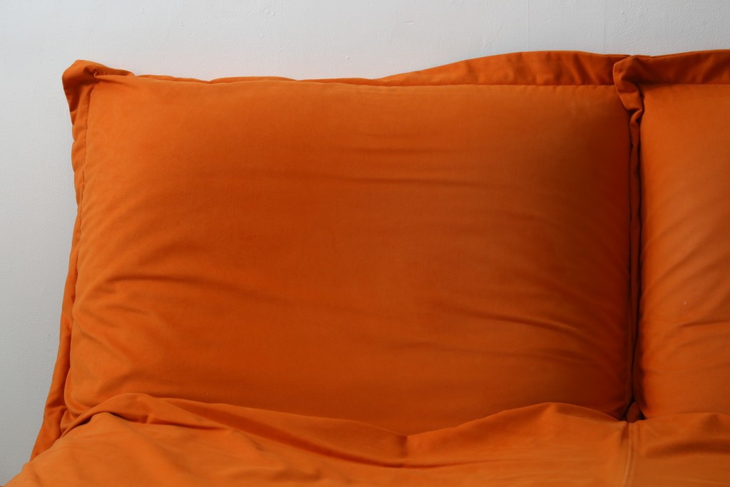 中古　ligne roset(リーンロゼ)　ROSETCalin(ロゼカラン)　type1　スウェードR-0691　鮮やかなオレンジカラーの2人掛けソファ　定価約52万円　(R-088177)