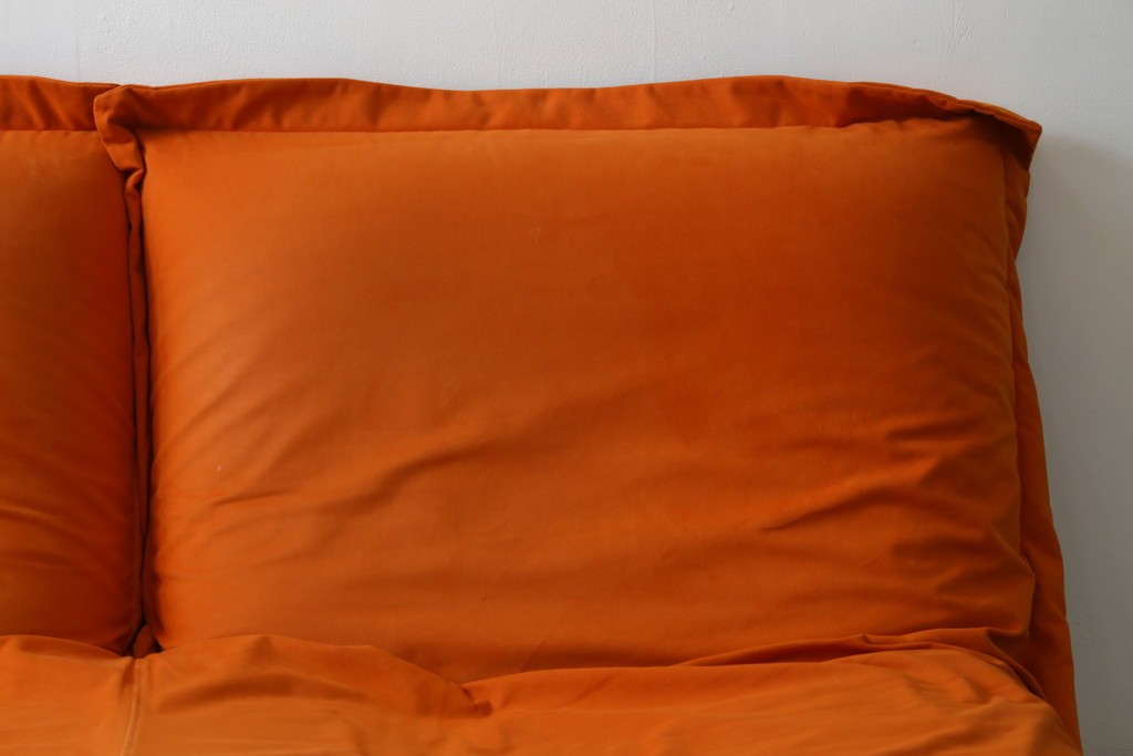 中古　ligne roset(リーンロゼ)　ROSETCalin(ロゼカラン)　type1　スウェードR-0691　鮮やかなオレンジカラーの2人掛けソファ　定価約52万円　(R-088177)
