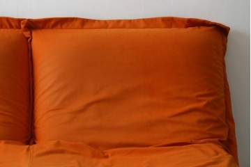 中古　ligne roset(リーンロゼ)　ROSETCalin(ロゼカラン)　type1　スウェードR-0691　鮮やかなオレンジカラーの2人掛けソファ　定価約52万円　(R-088177)