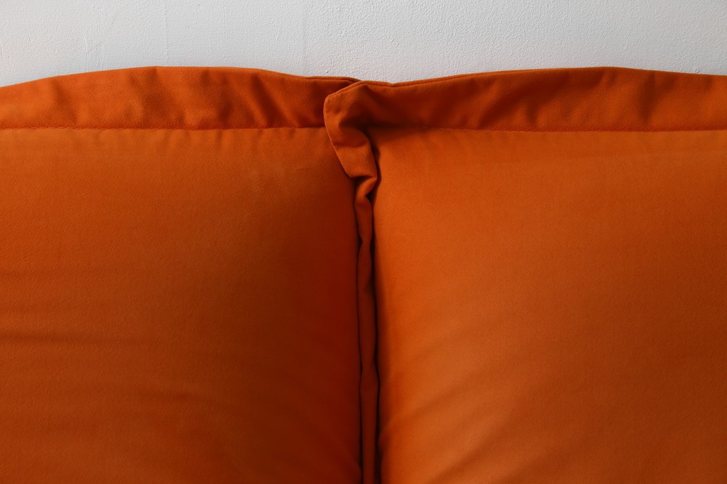 中古　ligne roset(リーンロゼ)　ROSETCalin(ロゼカラン)　type1　スウェードR-0691　鮮やかなオレンジカラーの2人掛けソファ　定価約52万円　(R-088177)