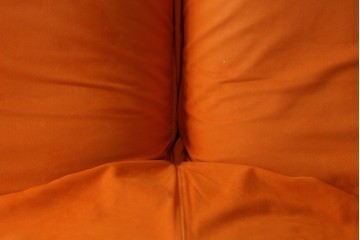 中古　ligne roset(リーンロゼ)　ROSETCalin(ロゼカラン)　type1　スウェードR-0691　鮮やかなオレンジカラーの2人掛けソファ　定価約52万円　(R-088177)
