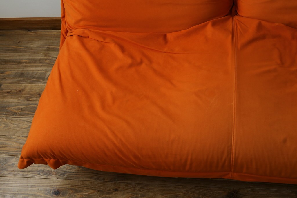 中古　ligne roset(リーンロゼ)　ROSETCalin(ロゼカラン)　type1　スウェードR-0691　鮮やかなオレンジカラーの2人掛けソファ　定価約52万円　(R-088177)