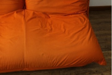 中古　ligne roset(リーンロゼ)　ROSETCalin(ロゼカラン)　type1　スウェードR-0691　鮮やかなオレンジカラーの2人掛けソファ　定価約52万円　(R-088177)