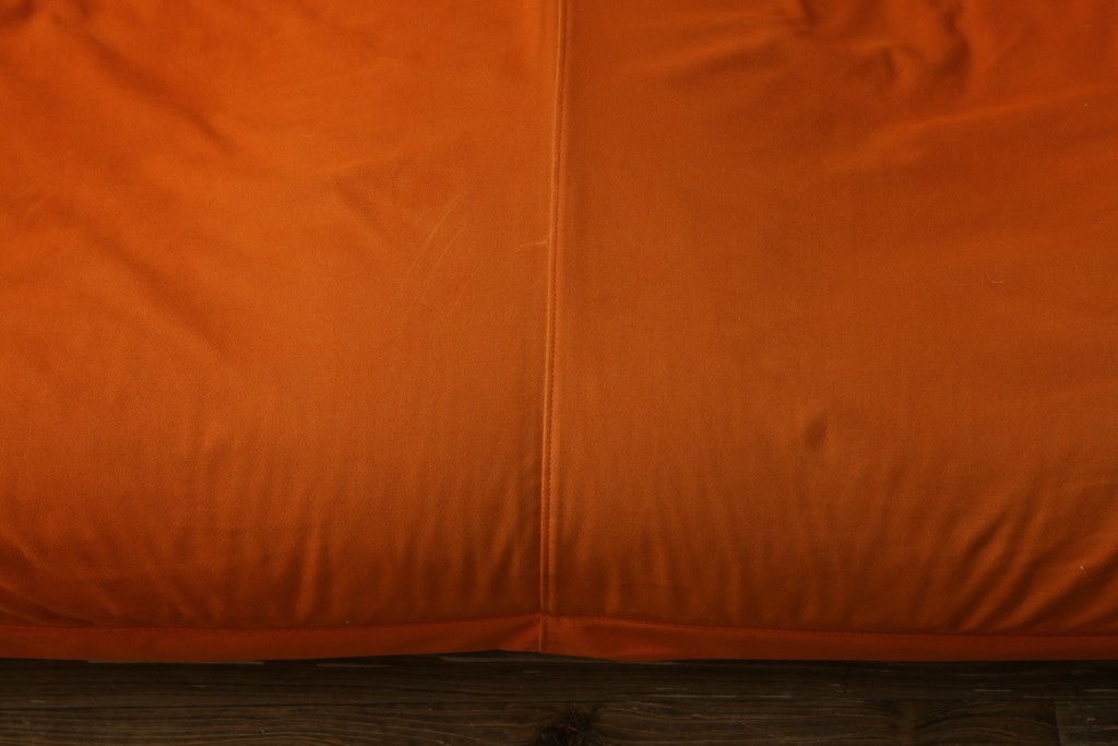中古　ligne roset(リーンロゼ)　ROSETCalin(ロゼカラン)　type1　スウェードR-0691　鮮やかなオレンジカラーの2人掛けソファ　定価約52万円　(R-088177)