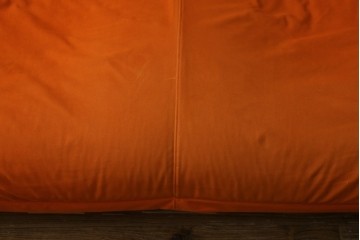 中古　ligne roset(リーンロゼ)　ROSETCalin(ロゼカラン)　type1　スウェードR-0691　鮮やかなオレンジカラーの2人掛けソファ　定価約52万円　(R-088177)